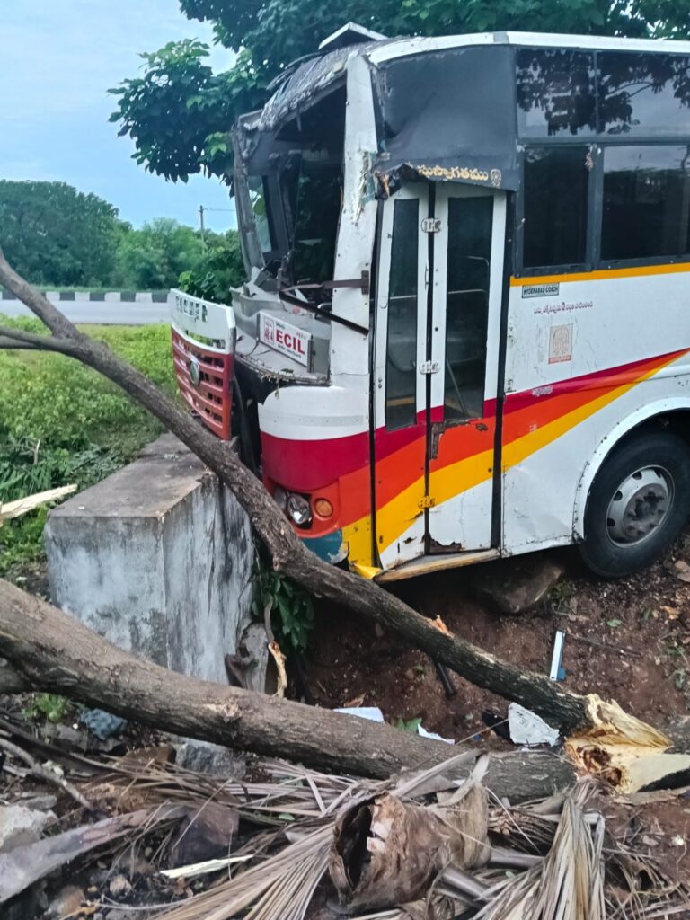 రెండు బస్సులు ఢీ.. తప్పిన పెను ప్రమాదం