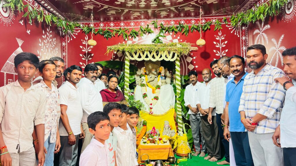 గణనాథుని సేవలో ప్రభుత్వ విప్‌ వేముల వీరేశం